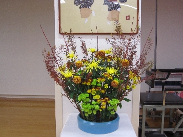 珊瑚水木・紅葉雪柳：赤茶ピンポン菊・黄糸菊・赤黄スプレー菊・緑スプレー菊