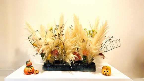 パンパスグラス・野バラの実・カンガルーポー・ピンクション・ケイトウ・トウモロコシ